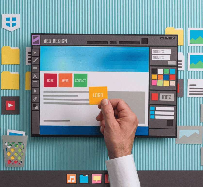 فردی در حال طراحی سایت هنری در کرمان می باشد.