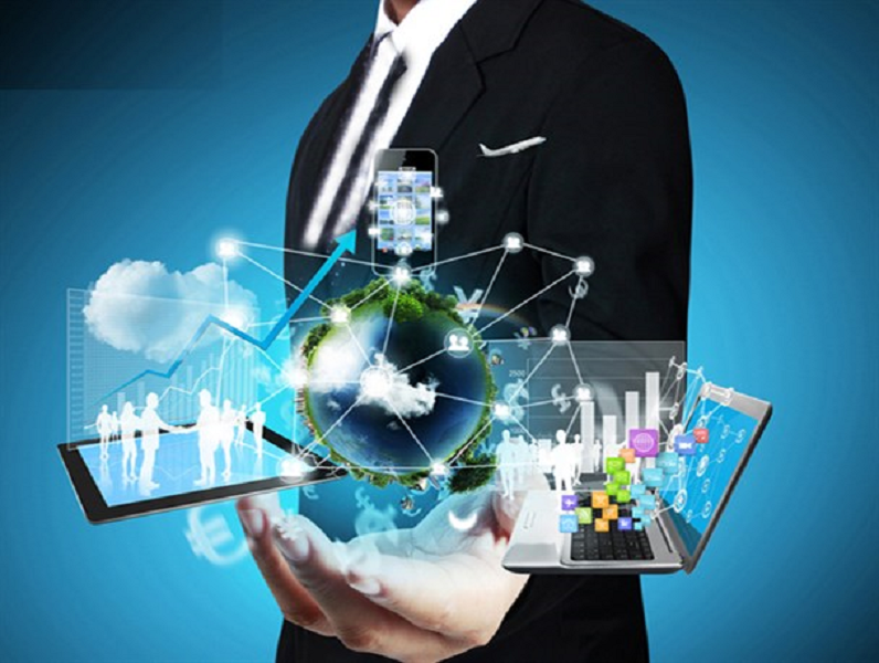 مردی که طراحی سایت شهرداری را نشان میدهد